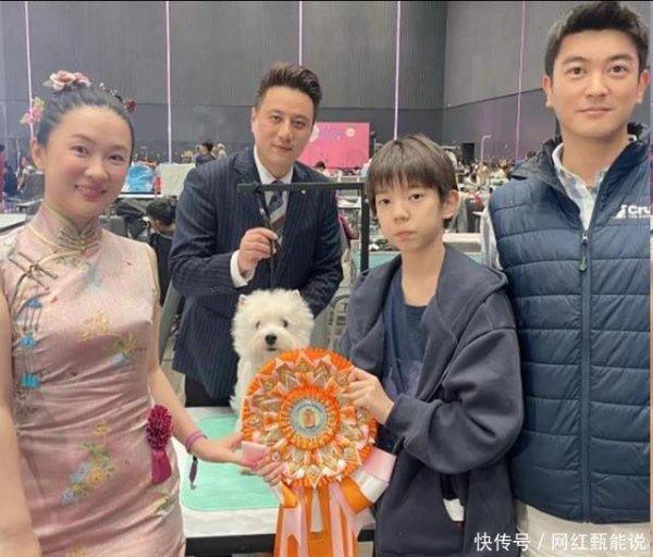 股市配资开户 不装了？被骂交际花、拒认女儿的霍思燕，疑似和“小女儿”同框